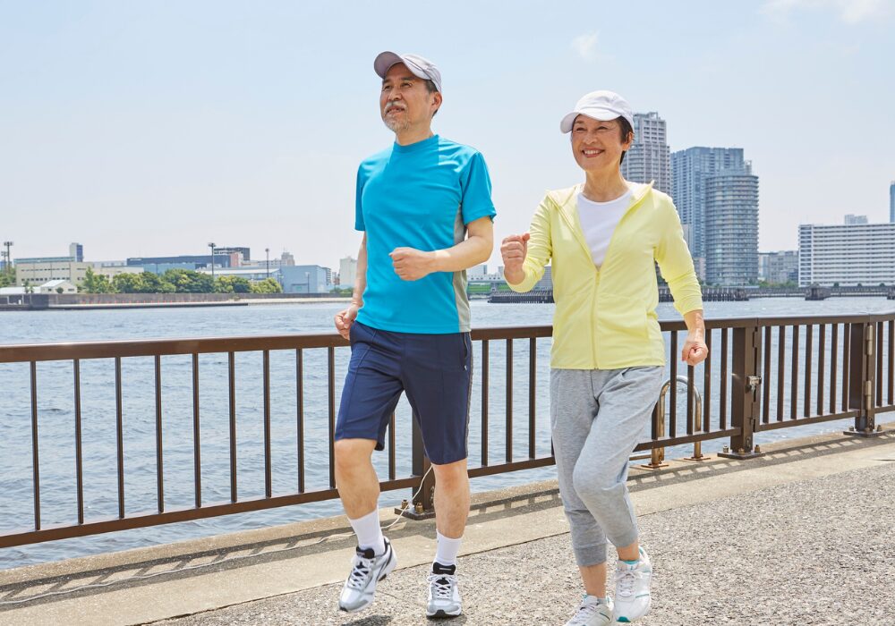 40代夫婦がウォーキングして大腸がん予防に取り組む様子のイラスト