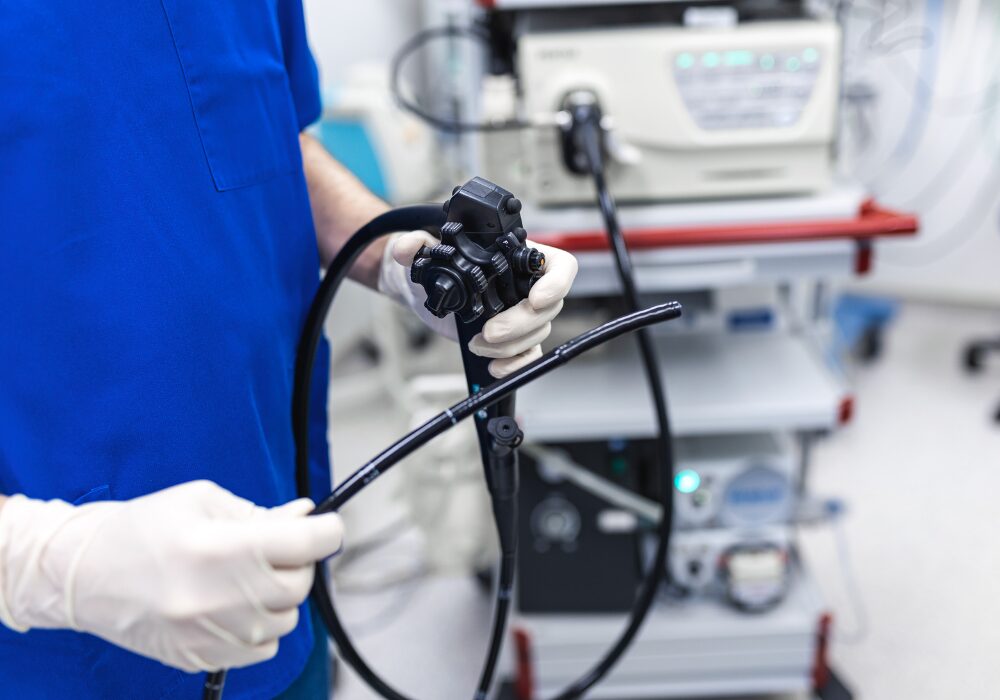 医師が大腸内視鏡検査のイラスト